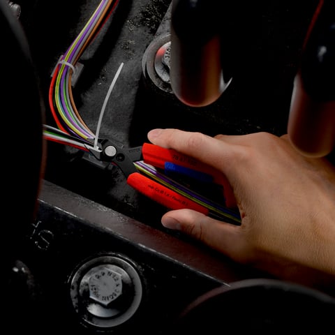 KNIPEX Slim Knips im Werkzeugholster Komfortabel transportieren, Schneiden auch in tiefen, engen Bauräumen | 78 61 150 V01