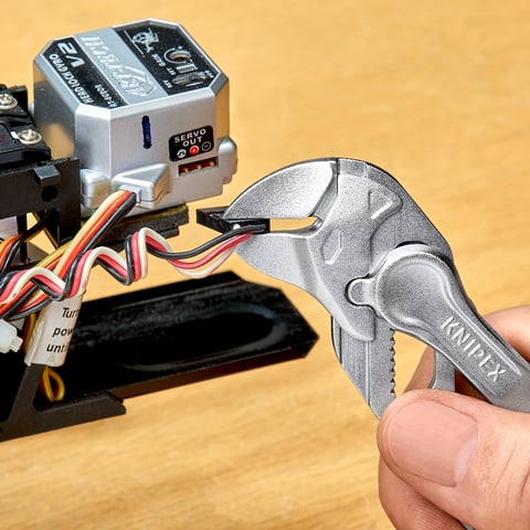 プライヤーレンチ 1 つのツールにプライヤーとレンチが付いてい