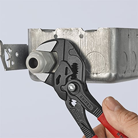 Pliers Wrench Pliers and a wrench in a single tool | 86 01 180