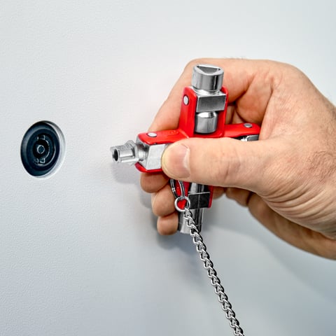 Universal Key For all standard cabinets and shut-off systems | KNIPEX