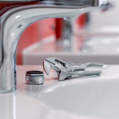 Pliers Wrenches XS Pliers and a wrench in a single tool | 86 04 100