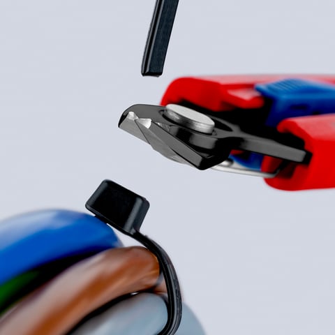 KNIPEX Slim Knips im Werkzeugholster Komfortabel transportieren, Schneiden auch in tiefen, engen Bauräumen | 78 61 150 V01
