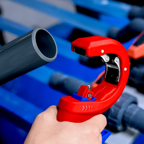 KNIPEX DPT50 Rohrschneider für dickwandige Kunststoffrohre, auch kerngeschäumt Schneiden und Anfasen in einem Schritt | 90 23 02 BK