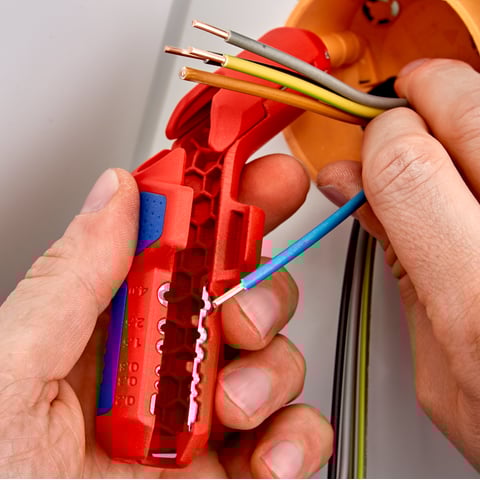 KNIPEX ErgoStrip® 汎用ストリップツール 右利き仕様 | 16 95 01 SB