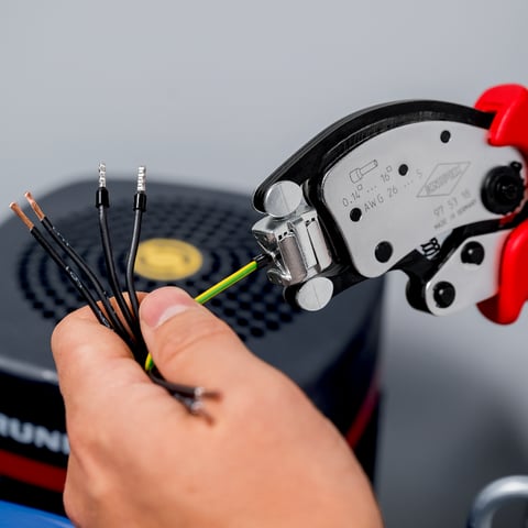 KNIPEX Twistor16® Selbsteinstellende Crimpzange für Aderendhülsen Mit drehbarem Crimpkopf | 97 53 18