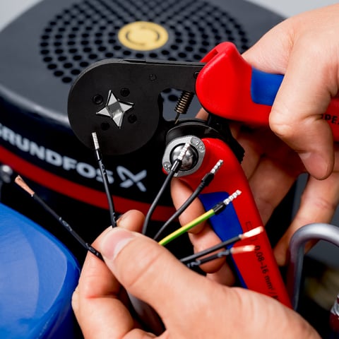 エンドスリーブ用自動調整圧着プライヤー サイドから挿入可能 | KNIPEX