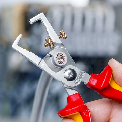 KNIPEX StriX® Abisolierzangen mit Kabelschere | 13 66 180