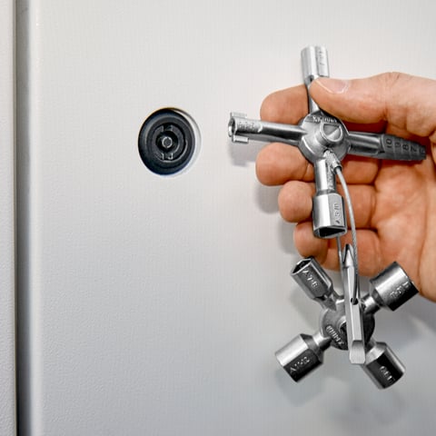 KNIPEX TwinKey® Chiave universale per quadri ed armadi elettrici Per tutti i sistemi di chiusura più comuni | 00 11 01