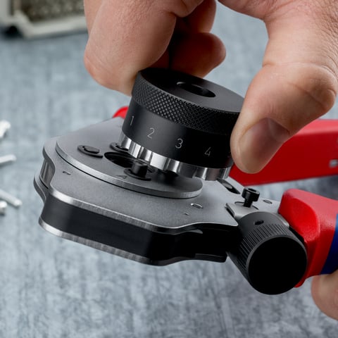 Four-Mandrel Crimping Pliers for turned contacts | KNIPEX