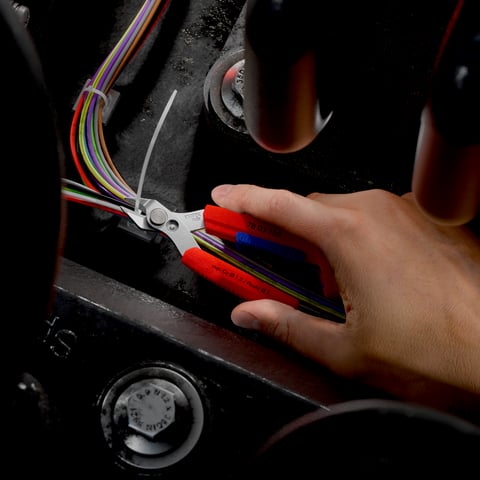 KNIPEX Slim Knips im Werkzeugholster Komfortabel transportieren, Schneiden auch in tiefen, engen Bauräumen | 78 03 150 V01