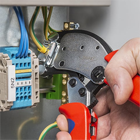 KNIPEX Twistor16® Selbsteinstellende Crimpzange für Aderendhülsen Mit drehbarem Crimpkopf | 97 53 18
