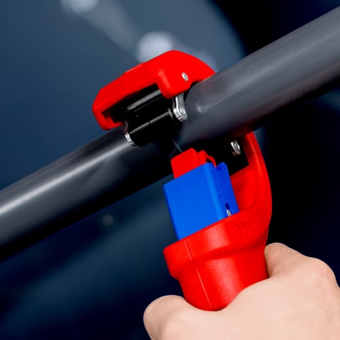 KNIPEX DPT50 Cortador de tubos para tubos de plástico de paredes espessas, também com núcleo de espuma Corte e chanfradura em uma etapa | 90 23 02 BK